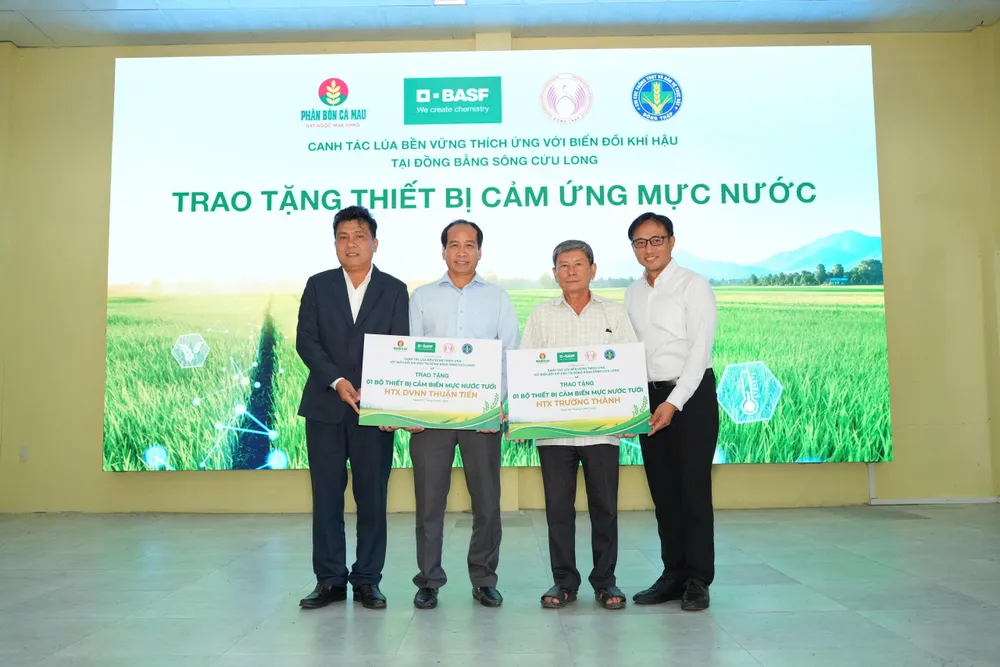 Các đơn vị trao tặng tượng trưng thiết bị quản lý nước tưới ướt-khô xen kẽ cho các hợp tác xã địa phương