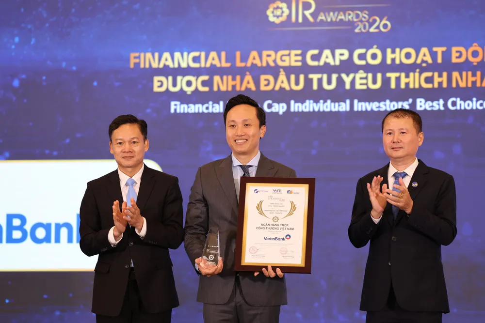 Ông Vương Huy Đông, Phó Ban Thư ký HĐQT&QHCĐ đại diện VietinBank, nhận giải thưởng hạng mục “Financial Large Cap có hoạt động IR được Nhà đầu tư yêu thích nhất 2026”