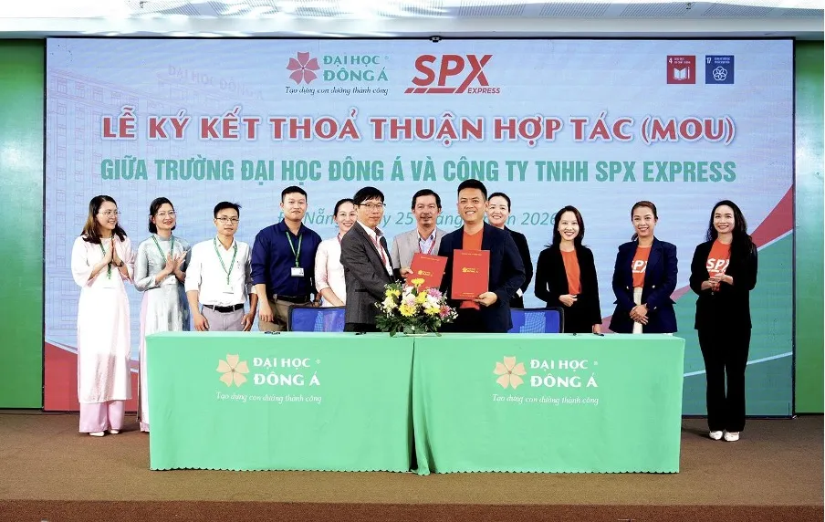 Đại diện SPX và Trường Đại học Đông Á thực hiện nghi thức Ký kết hợp tác chiến lược