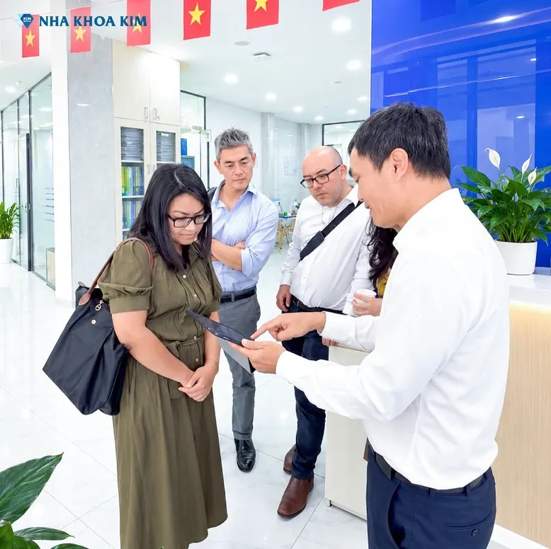 Phái đoàn Pacific Smiles Dental trực tiếp tham quan và trao đổi kinh nghiệm chuẩn hóa vận hành tại Nha Khoa Kim