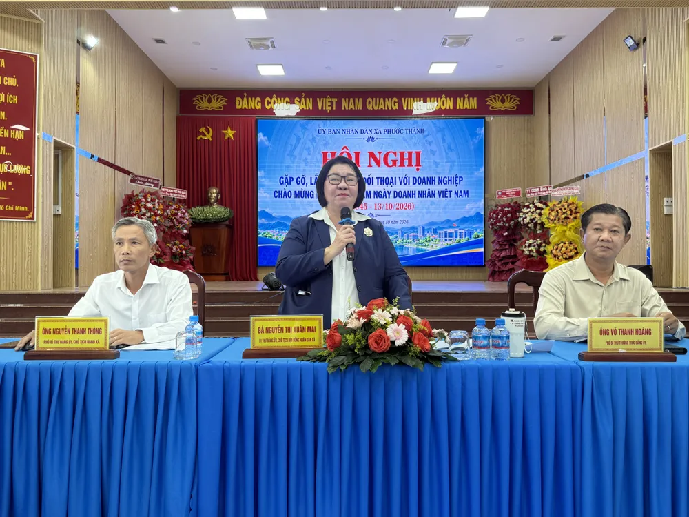 Bà Nguyễn Thị Xuân Mai, Bí thư Đảng ủy, Chủ tịch HĐND xã Phước Thành, phát biểu gợi ý các đại biểu thảo luận tại hội nghị