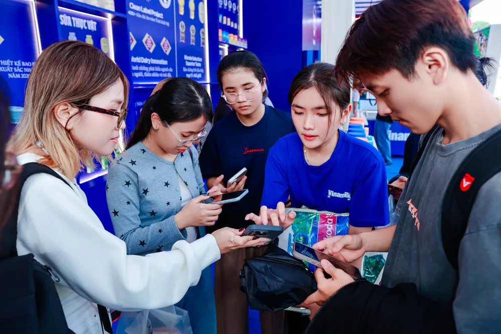 Nhiều thế hệ người tiêu dùng tham gia các hoạt động trải nghiệm tại không gian của Vinamilk (Ảnh: Minh Anh)