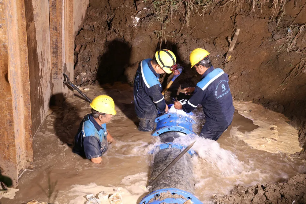 Công nhân ngành cấp nước thi công, sửa chữa đường ống.jpg