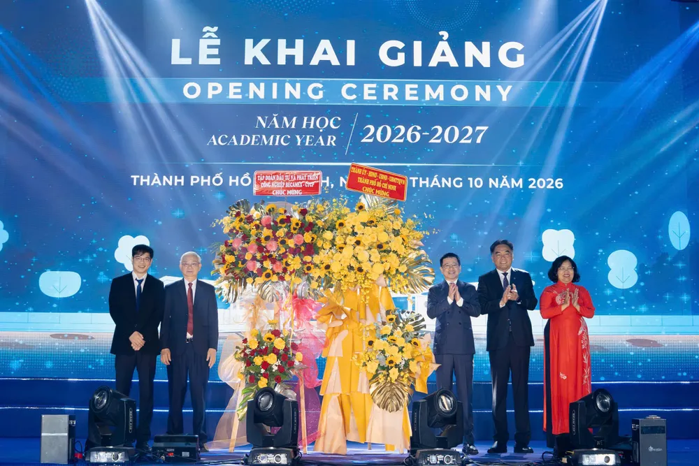 Lãnh đạo TPHCM và Tập đoàn Becamex tặng hoa chúc mừng Trường Đại học Quốc tế Miền Đông nhân lễ khai giảng năm học 2026-2027