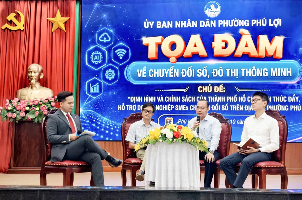Các đại biểu chia sẻ tại buổi tọa đàm chuyên đề “Chuyển đổi số, đô thị thông minh: Định hình và chính sách của Thành phố Hồ Chí Minh thúc đẩy, hỗ trợ doanh nghiệp SMEs chuyển đổi số”