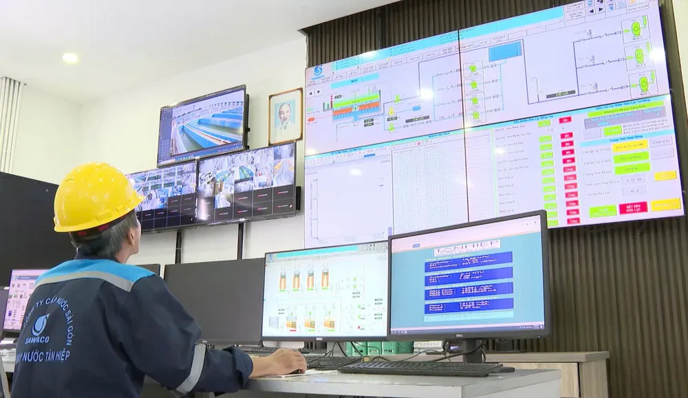 Nhân viên Nhà máy nước Tân Hiệp theo dõi các hoạt động tại nhà máy