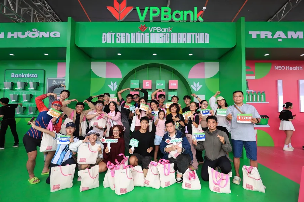 Nhiều vận động viên háo hức đến nhận Race-kit từ sớm