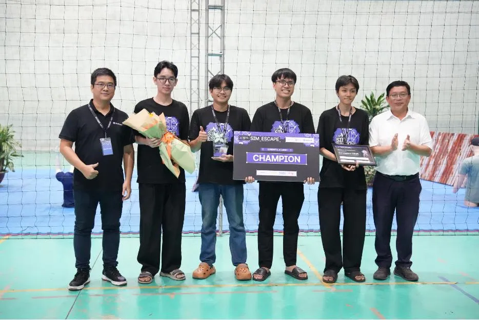 PGS.TS Lê Tuấn Anh , Bí thư Đảng ủy, Hiệu trưởng Trường Đại học Thủ Dầu Một trao giải Nhất cho đội Aerospace Islab - Trường Đại học Công nghệ Kỹ thuật TPHCM