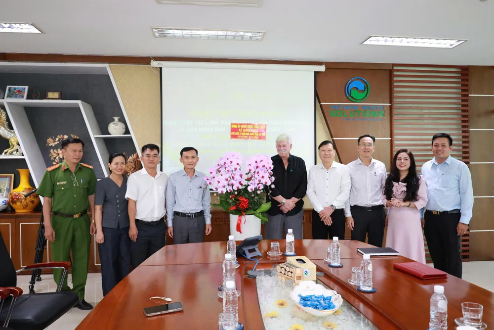 Lãnh đạo xã Hưng Long đến thăm, chúc mừng Ban lãnh đạo và tập thể Công ty TNHH Xử lý Chất thải Việt Nam (VWS) nhân Ngày Doanh nhân Việt Nam 13-10