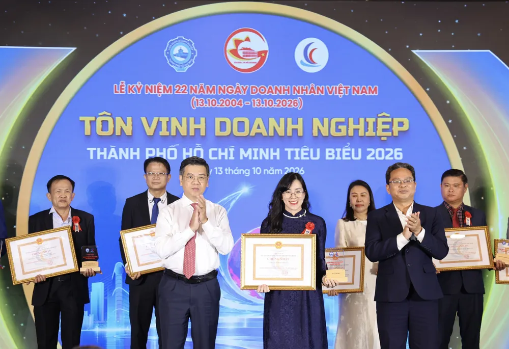 Lãnh đạo Công ty CP SPHACY nhận danh hiệu “Doanh nghiệp TPHCM tiêu biểu năm 2026” tại lễ tôn vinh nhân Ngày Doanh nhân Việt Nam 13-10. Ảnh HOÀNG TRIỀU