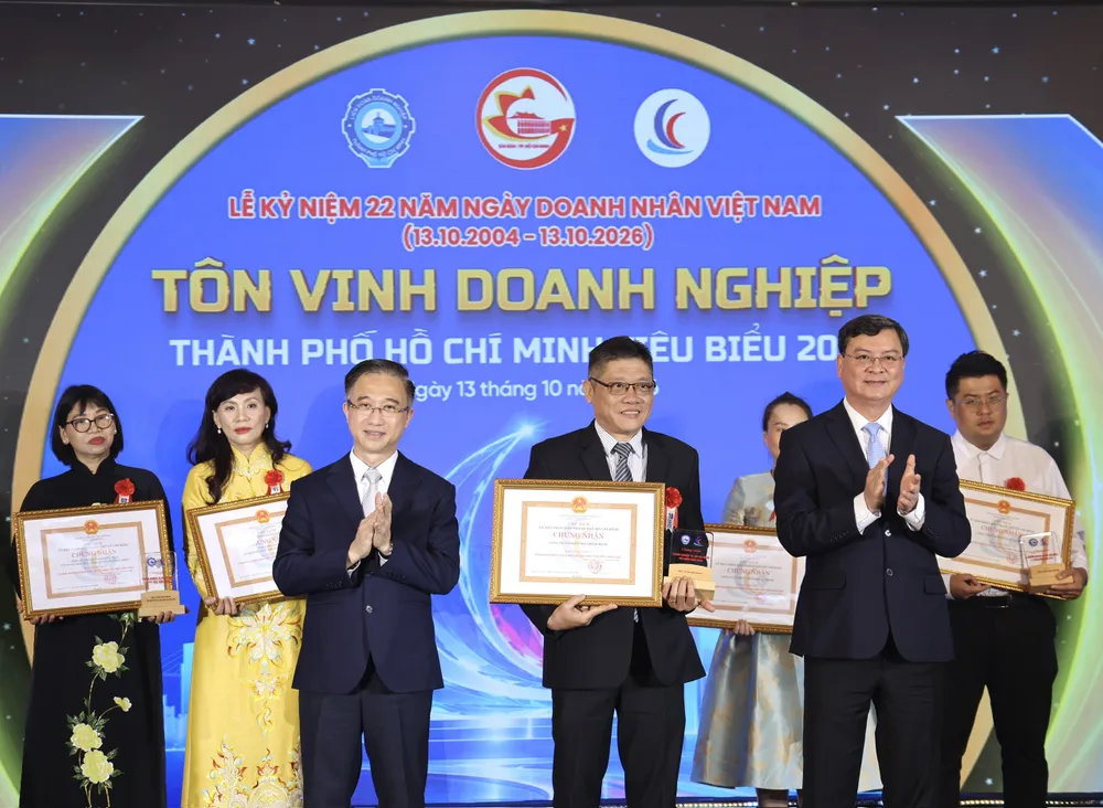 Ông Nguyễn Thanh Quan, Phó giám đốc Công ty cổ phần Nhựa Bình Minh (giữa) nhận danh hiệu “Doanh nghiệp TPHCM tiêu biểu” năm 2026 tại lễ tôn vinh do Liên đoàn Doanh nghiệp TPHCM tổ chức ngày 13-10