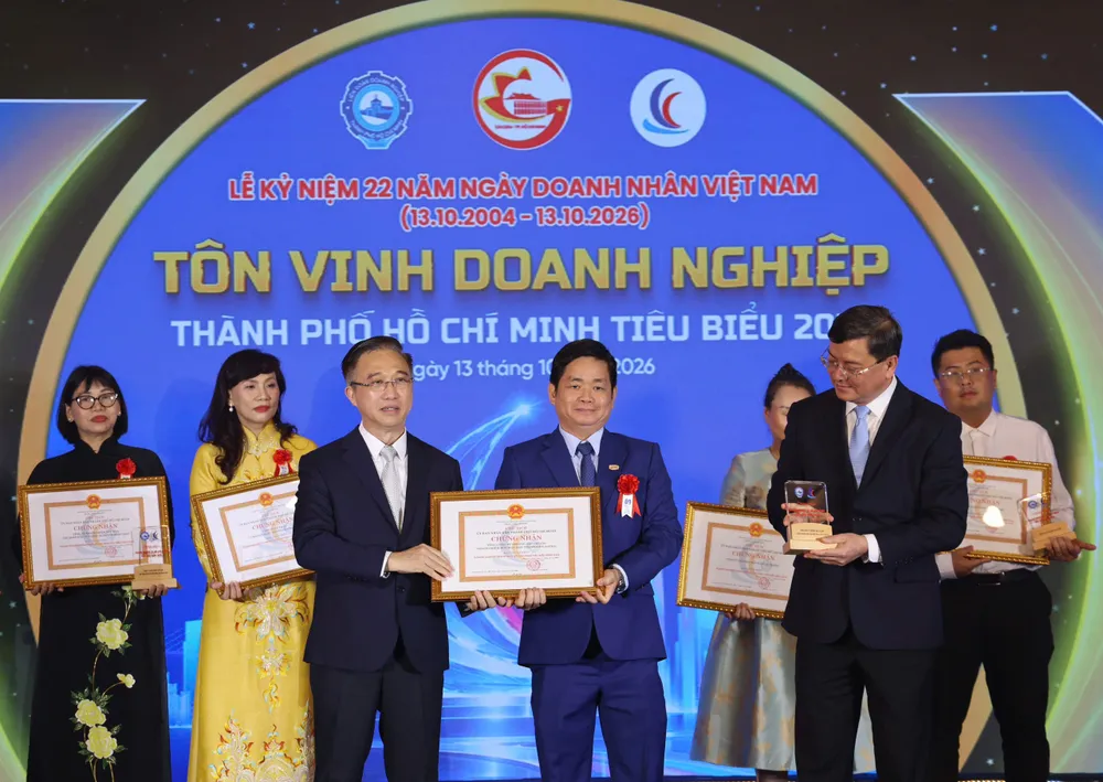 Ông Lâm Quốc Thanh, Tổng Giám đốc SATRA, cùng các doanh nghiệp nhận danh hiệu Doanh nghiệp TPHCM tiêu biểu năm 2026