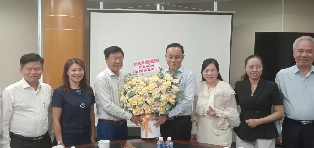 Lãnh đạo phường Phú Nhuận tặng hoa Công ty Cổ phần Tư vấn Thương mại dịch vụ Địa ốc Hoàng Quân