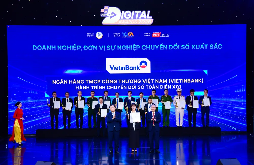 Anh 2. Ba Phung Thu Ha nhan giai.jpg