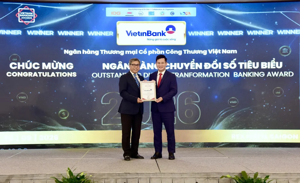 Ông Trần Công Quỳnh Lân, Phó Tổng Giám đốc VietinBank nhận giải thưởng Ngân hàng Chuyển đổi số tiêu biểu 2026 tại Vietnam Outstanding Banking Awards, ngày 30-9-2026