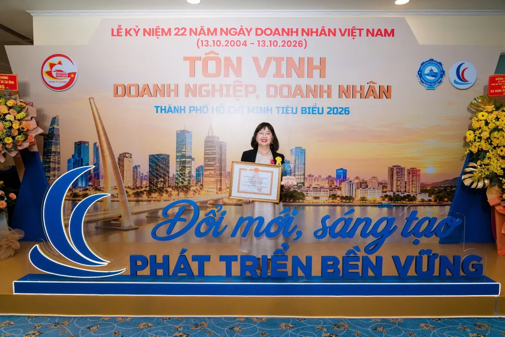 TS. Nguyễn Mai Lan, Bí thư Đảng ủy, Chủ tịch Hội đồng Quản trị, Tổng Giám đốc Công ty Cổ phần Dệt May Sài Gòn, Chủ tịch Hội đồng trường Trường ĐH Nguyễn Tất Thành nhận bằng khen tại Lễ tôn vinh