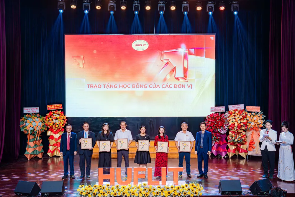 HUFLIT tiếp nhận học bổng hỗ trợ từ các đơn vị-ok.jpg