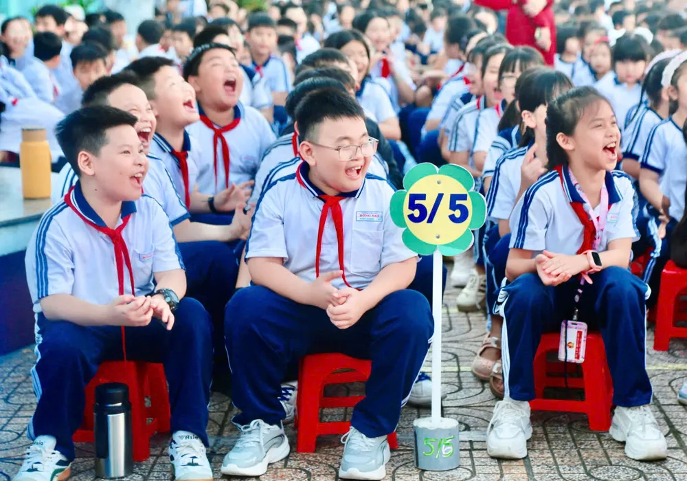 Các em học sinh thích thú khi tham gia chương trình. Ảnh: HOÀNG VY 