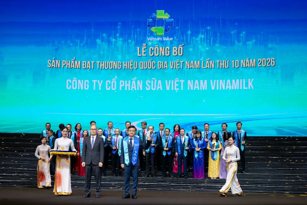 Ông Nguyễn Quang Trí, Giám đốc điều hành Marketing Vinamilk, đón nhận danh hiệu Thương hiệu quốc gia Việt Nam lần thứ 10 năm 2026 (Ảnh: Minh Anh)