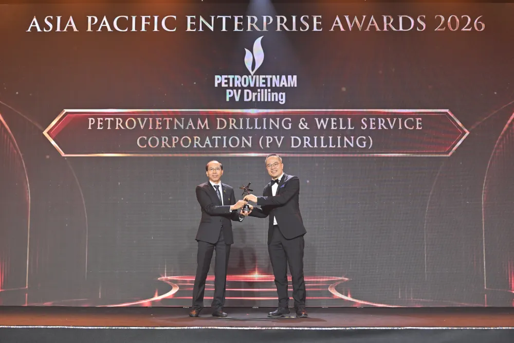 Ông Đỗ Danh Rạng, Phó Tổng giám đốc Tổng công ty - đại diện PV Drilling nhận giải thưởng APEA 2026 ở hạng mục “Doanh nghiệp Quản trị bền vững và minh bạch”