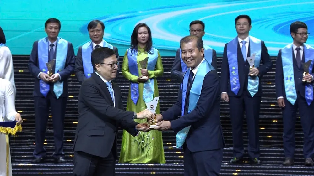 Ông Phan Văn Tâm, Phó TGĐ Cty Cổ phần phân bón Bình Điền nhận biểu trưng Thương hiệu quốc gia năm 2026