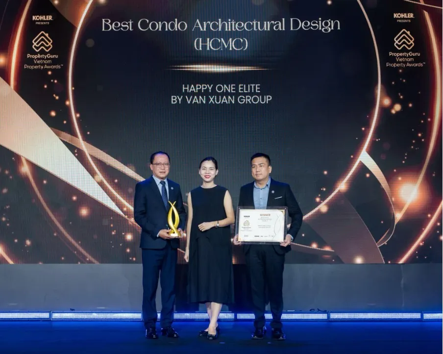 Đại diện Vạn Xuân Group tự hào đón nhận các giải thưởng danh giá trong chuỗi sự kiện vinh danh năm 2026