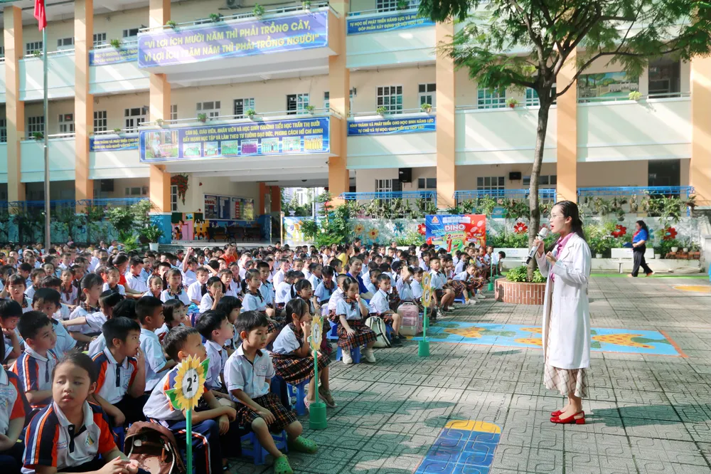 Học sinh Trường Tiểu học Trần Thị Bưởi tham gia “An toàn sức khỏe - Vui vẻ đến trường”. Ảnh: HOÀNG VY