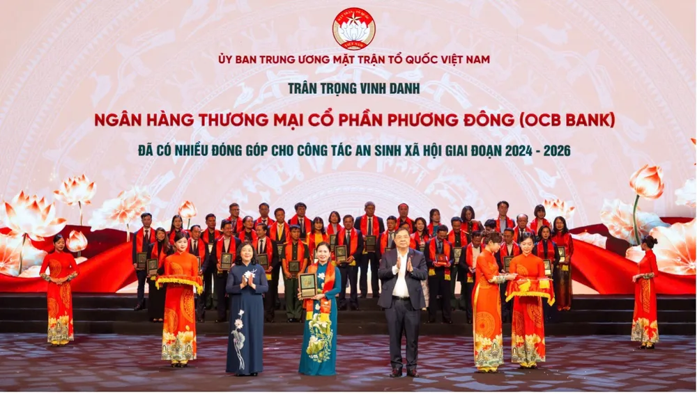 Đại diện OCB nhận bằng khen vì đã có nhiều đóng góp cho công tác an sinh xã hội giai đoạn 2024–2026