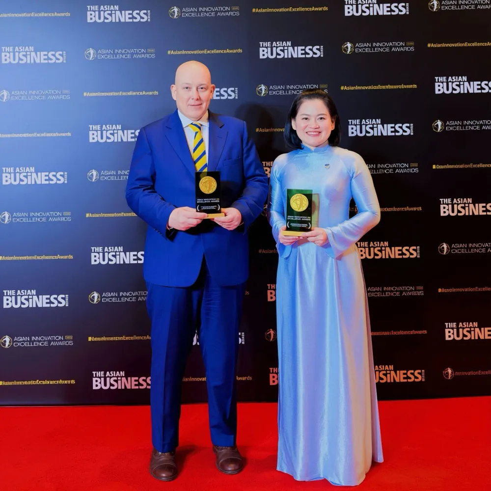 Ông Lê Nguyễn Trung Nguyên, Tổng Giám đốc Hệ thống Giáo dục Victoria School và Phó Tổng Giám đốc Công nghệ Hệ thống Giáo dục Victoria School Mark Tappin nhận hai cúp giải thưởng tại Asian Innovation Excellence Awards 2026