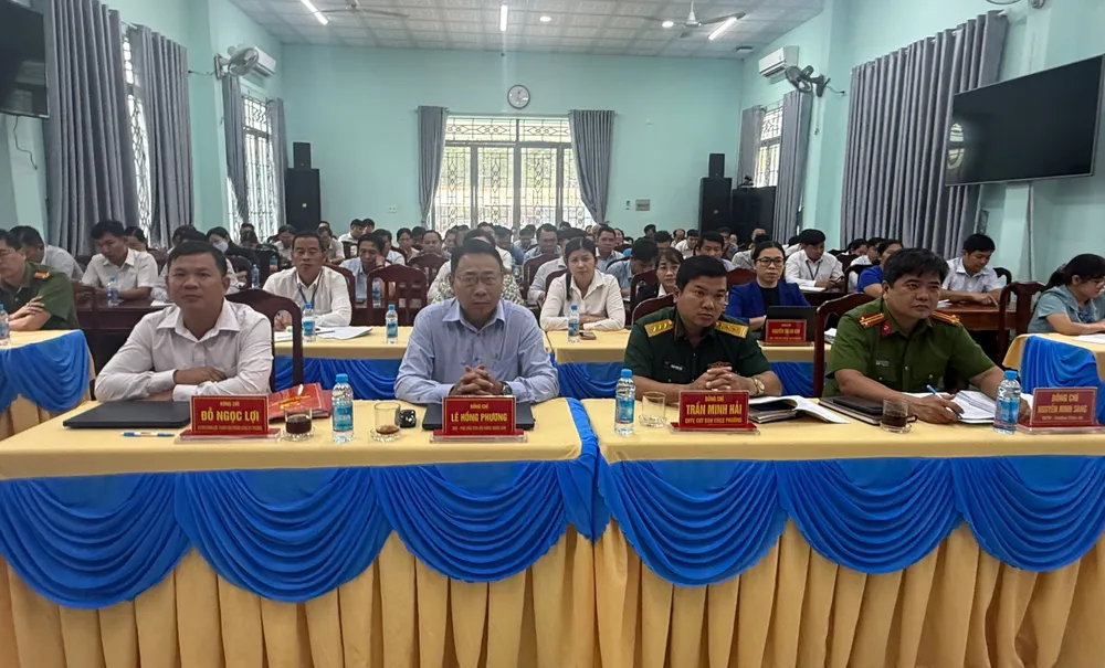 Toàn cảnh Hội nghị đối thoại trực tiếp giữa Bí thư Đảng ủy, Chủ tịch HĐND phường Vĩnh Tân với cán bộ, công chức, viên chức và Nhân dân trên địa bàn phường