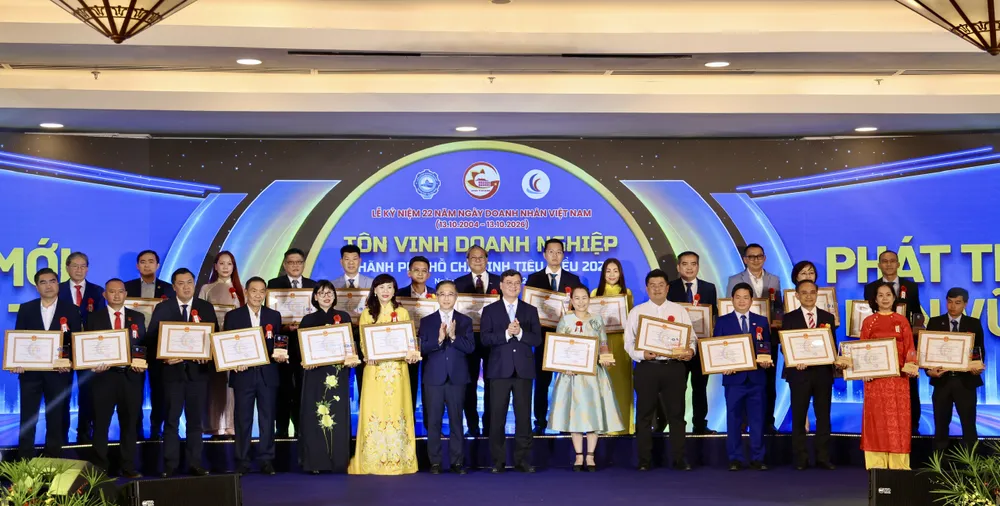 Ông Lâm Quốc Thanh, Tổng Giám đốc SATRA, nhận chứng nhận và biểu trưng danh hiệu Doanh nghiệp TPHCM tiêu biểu năm 2026 tại lễ tôn vinh ngày 13-10