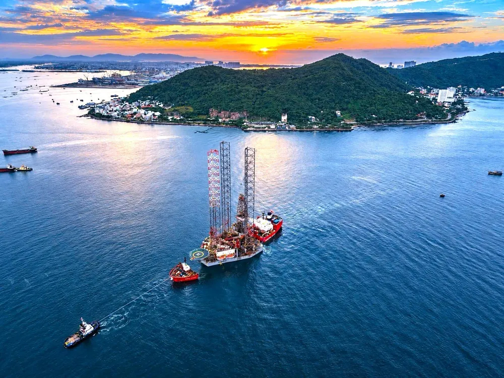 Giàn khoan PV DRILLING X đã vượt 7.261 hải lý từ Namibia về đến vị trí B11 Khu neo đậu Vũng Tàu, TPHCM