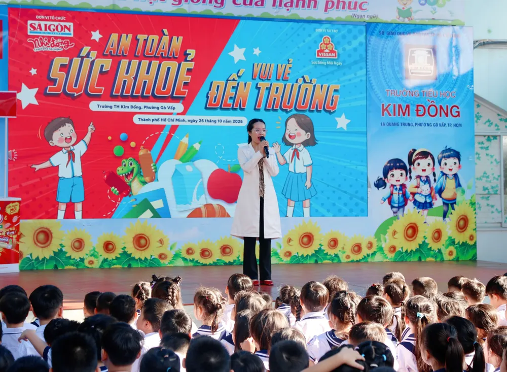 ThS.BS Đoàn Trịnh Nhã Khanh chia sẻ về kiến thức an toàn sức khoẻ cho học sinh. Ảnh: HOÀNG VY