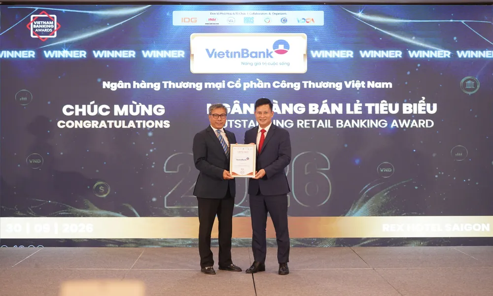 Ông Trần Công Quỳnh Lân, Phó Tổng Giám đốc phụ trách Khối Bán lẻ VietinBank nhận giải thưởng Ngân hàng bán lẻ tiêu biểu 2026