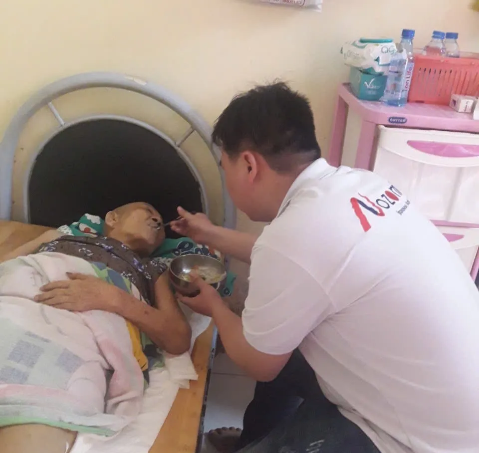 Học viên ngành Chăm sóc sức khỏe người cao tuổi Trường Cao đẳng Bách khoa Nam Sài Gòn thực tập tại trung tâm dưỡng lão.jpg