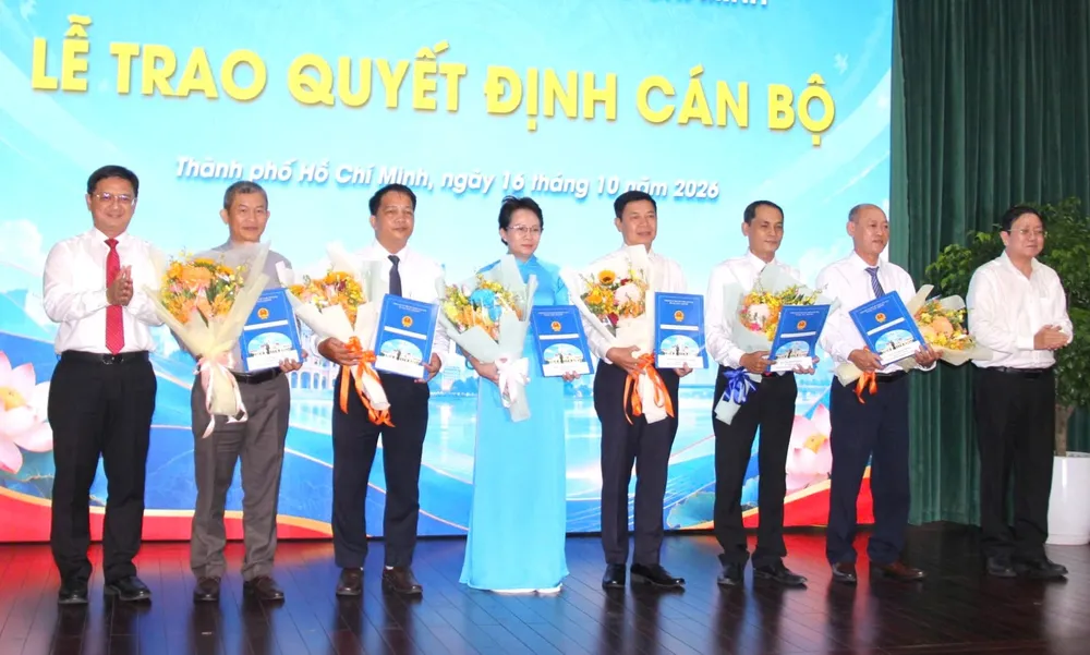 UBND TPHCM trao quyết định nhân sự Trường Cao đẳng Bách khoa Nam Sài Gòn.jpg