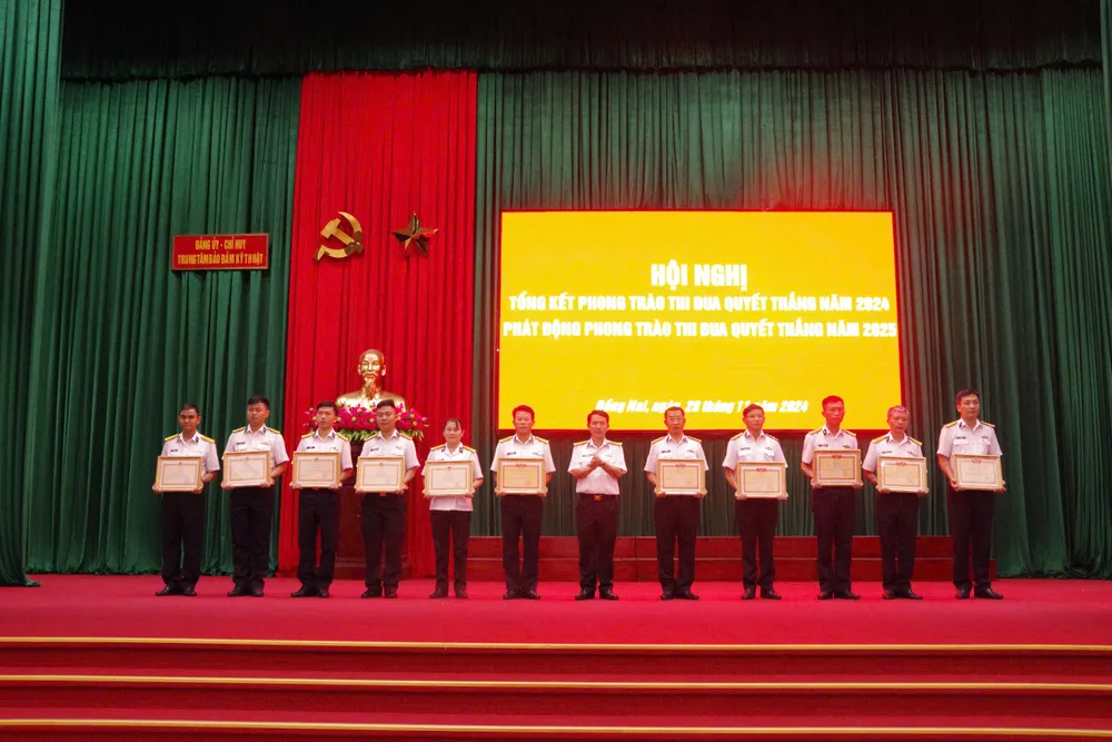 3. Thủ trưởng Trung tâm trao thưởng cho các tập thể, cá nhân có thành tích xuất sắc trong năm 2024.jpg