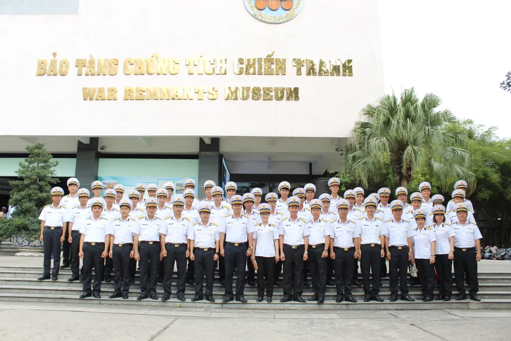 3. Đoàn đại biểu chụp ảnh lưu niệm tại Bảo tàng Chứng tích chiến tranh.JPG
