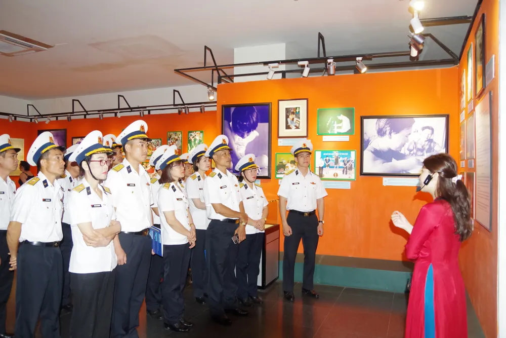 4. Nghe hướng dân viên giới thiệu về các tội ác chiến tranh.JPG