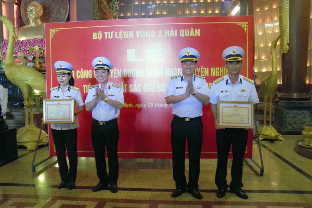 7. Thủ trưởng Bộ Tư lệnh Vùng trao thưởng cho các QNCN tiêu biểu.jpg