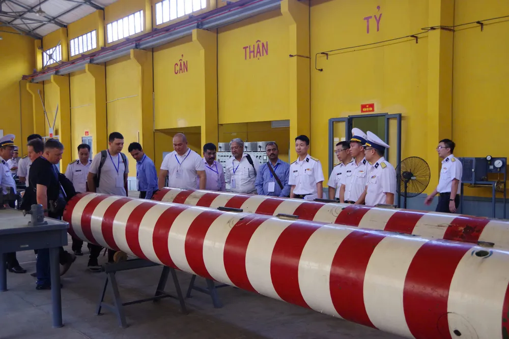  Đoàn chuyên gia Ấn Độ đến tham quan, trao đổi và làm việc tại đơn vị. Ảnh: VĂN ĐƯỜNG