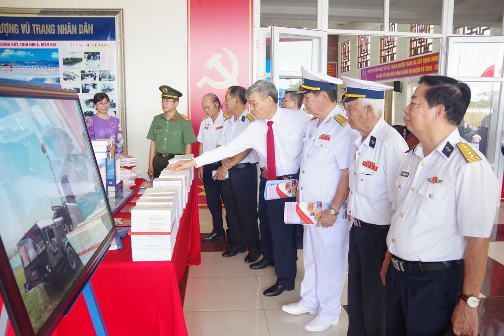 2. Các đại biểu tham quan mô hình sách về Hải quân nhân dân Việt Nam.jpg