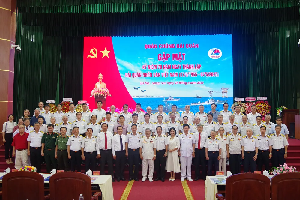 6. Các đại biểu chụp hình lưu niệm.jpg