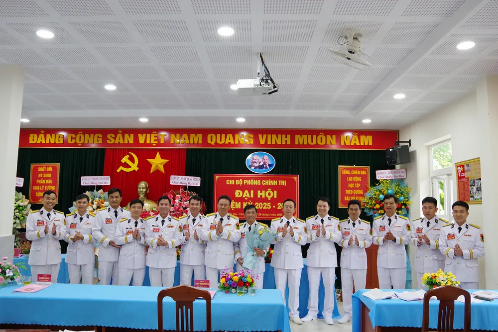 3. Đồng chí Bí thư Đảng ủy, Chính ủy Vùng chúc mừng các đồng chí trúng cử Ban chấp hành nhiệm kỳ khóa mới và đại biểu đi dự Đại hội Đảng bộ Vùng.jpg