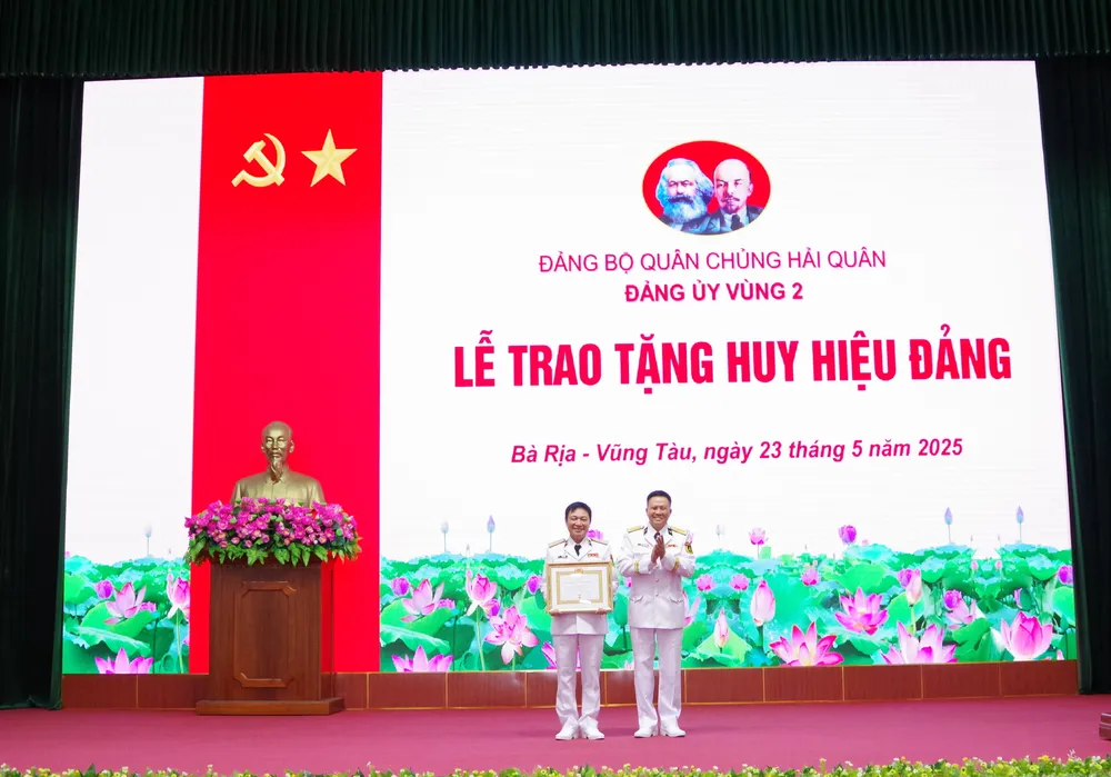 2. Đại tá Trần Mạnh Chiến trao Huy hiệu 30 tuổi Đảng cho Chuẩn Đô đốc Lê Bá Quân.JPG