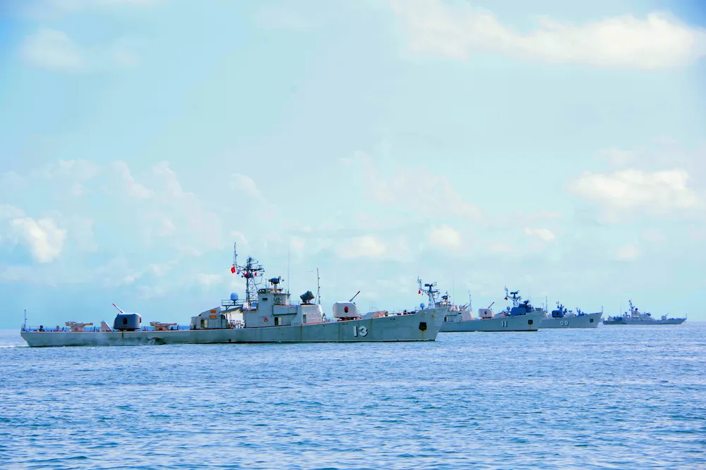 6. Các tàu của Vùng 2 Hải quân huấn luyện, bắn đạn thật trên biển.JPG