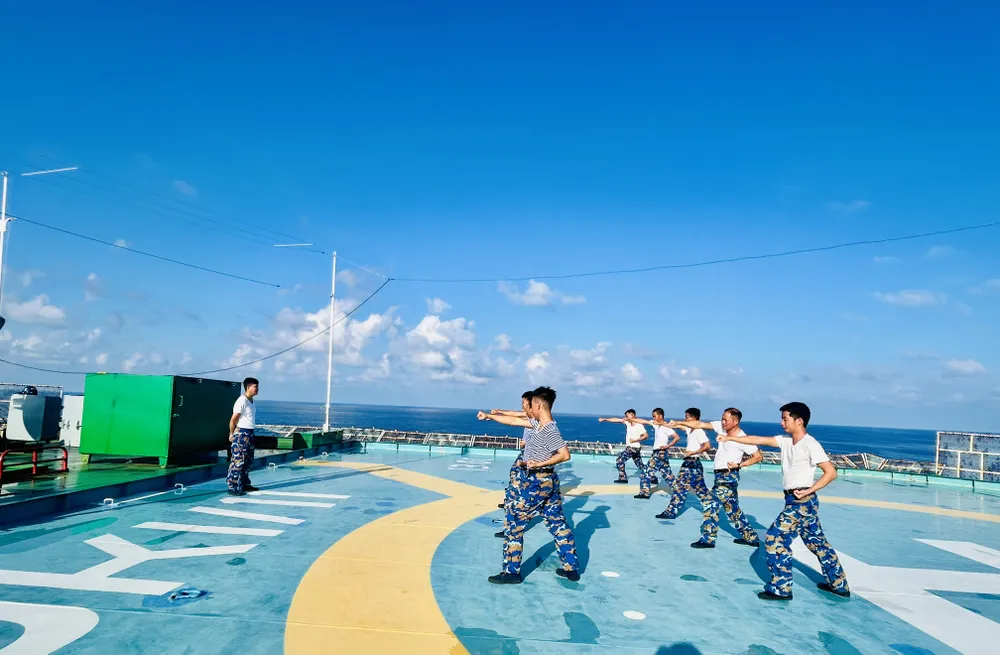 2. Luyện võ giữa trùng khơi, trên nhà giàn DK1.11.JPG