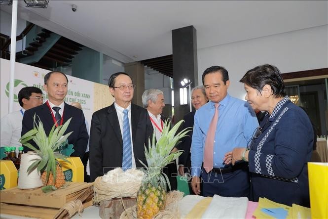 代表们参观展览上的产品。图自越通社