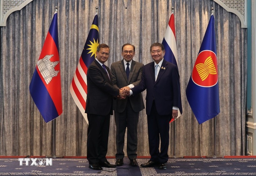 （从左至右）柬埔寨首相洪马奈、马来西亚首相安华·易卜拉欣以及泰国代理总理普姆塔姆·威查亚柴结束柬泰边境地区停火协议谈判之后于7月28日在马来西亚布城举行的新闻发布会上合影。图自越通社