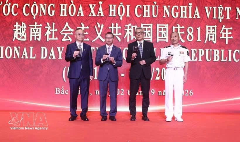 越南驻中国大使范青平和中国代表举杯庆祝越南国庆81周年。图自越通社